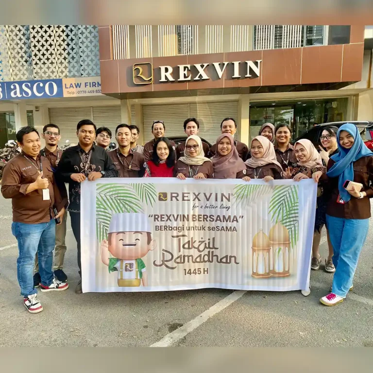 REXVIN GROUP Berbagi Kebahagiaan, Bagikan Takjil Gratis untuk Pengguna Jalan di Simpang Galael
