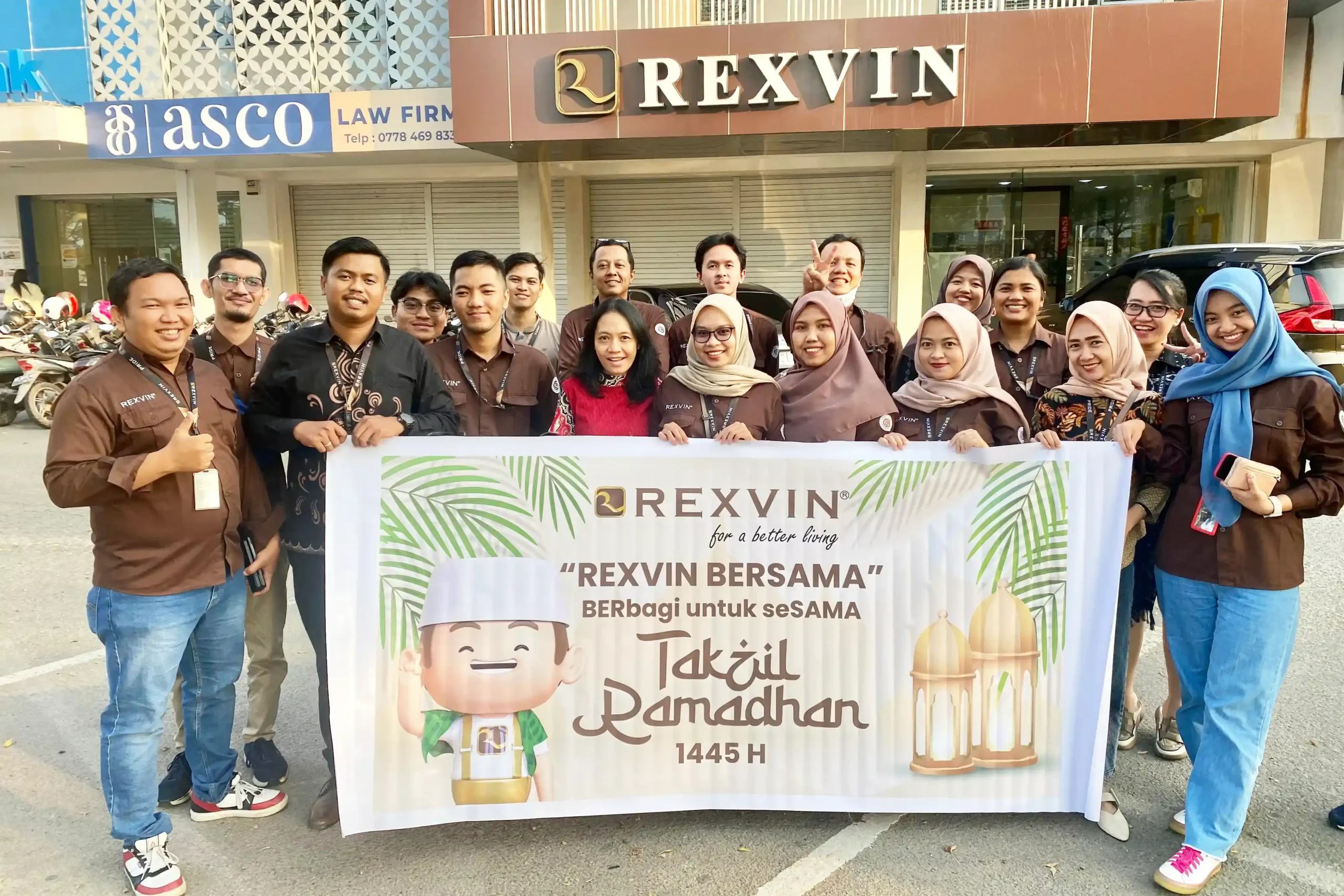 REXVIN GROUP Berbagi Takjil Gratis untuk Pengguna Jalan di Simpang Galael